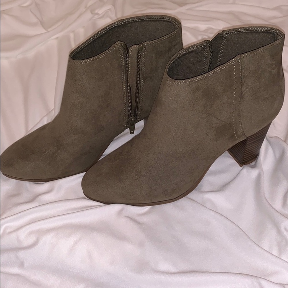 New Old Navy taupe booties size 8